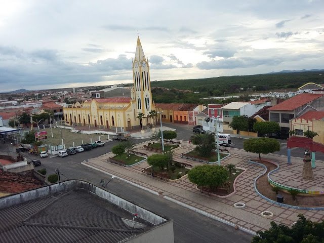Vista da igreja e da praça central de Mombaça, Ceará